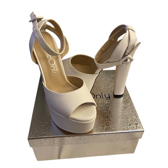 BeOnly Shoes - New Noble Only Cream Platform Heels Diva Living Doll 6 “ Tall